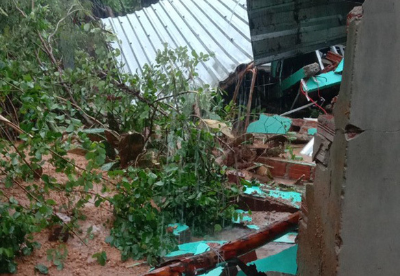 Phú Yên: Mưa lớn gây sạt lở, sập nhà dân khiến 2 người bị thương 
