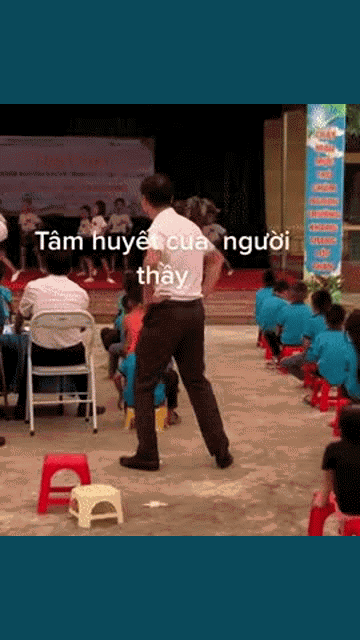 Bật cười khoảnh khắc nam giáo viên nhún nhảy dưới sân khấu 
