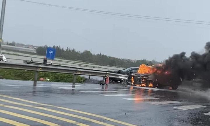 Quảng Bình: Ô tô con bốc cháy dữ dội sau va chạm 