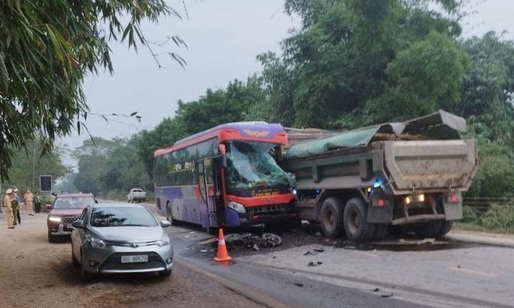 Hòa Bình: Tai nạn liên hoàn, 2 người tử vong thương tâm