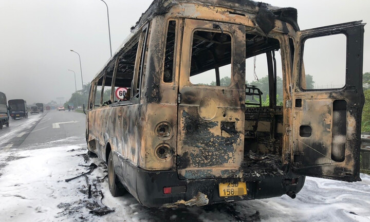 Xe khách cháy lớn trên cao tốc Pháp Vân - Cầu Giẽ, 10 người thoát nạn