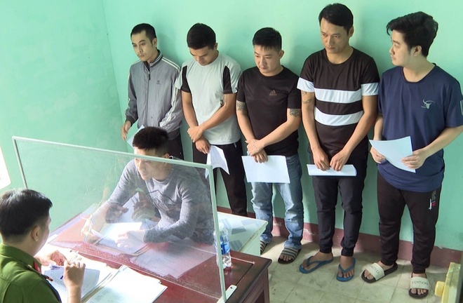 Vụ mở quán cà phê ghi cá độ bóng đá hơn 14 tỷ đồng: Khởi tố 6 người
