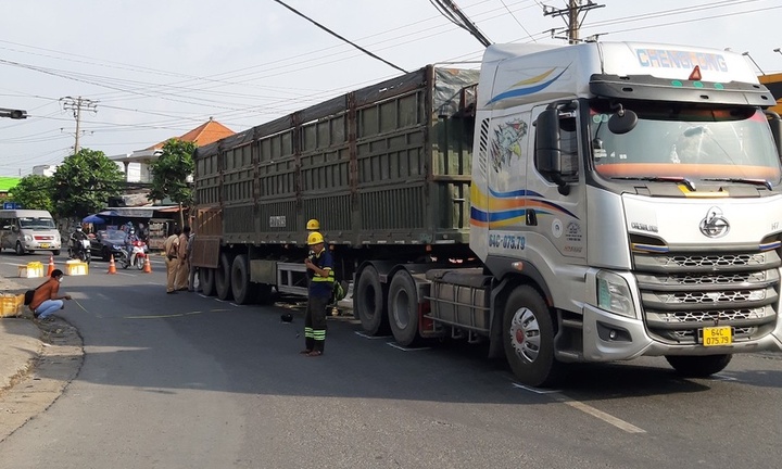 Tin tức tai nạn giao thông mới ngày 2/12: Bị xe container cuốn vào gầm, nam sinh tử vong trên đường đến trường
