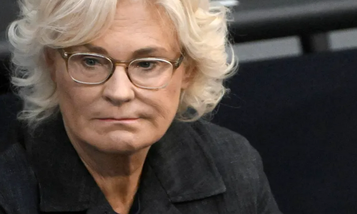 Bộ trưởng Quốc phòng Đức bị chỉ trích vì thông điệp năm mới