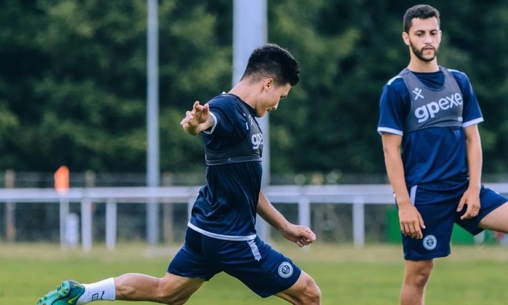 Đồng đội Pau FC chào đón Quang Hải trong ngày trở lại tập luyện