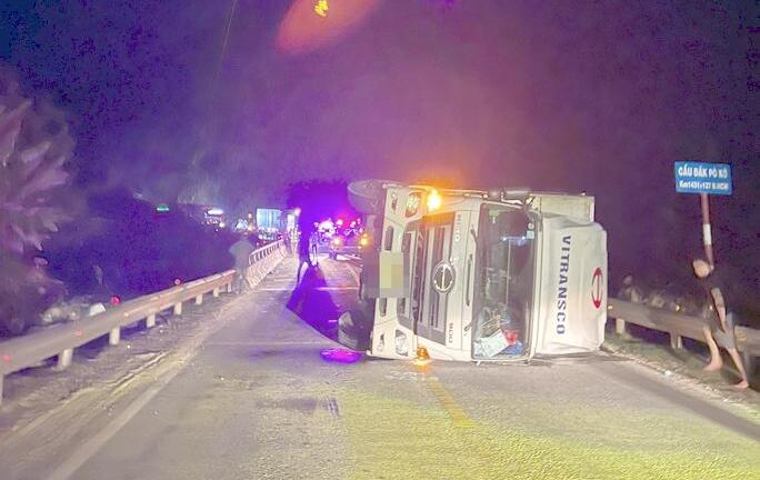 Kon Tum: Xe tải lật đè ô tô con, 4 người thương vong