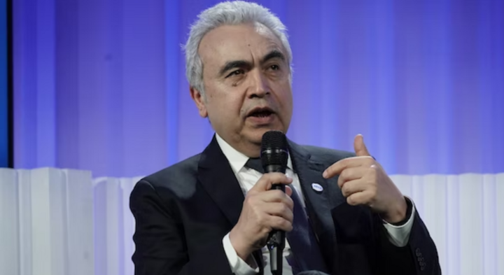 Doanh thu dầu khí Nga giảm gần 40% trong tháng 1