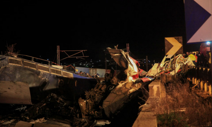 Hiện trường vụ tai nạn tàu hỏa ở Hy Lạp: Nhiều toa tàu hư hỏng nặng, khói bốc dày đặc