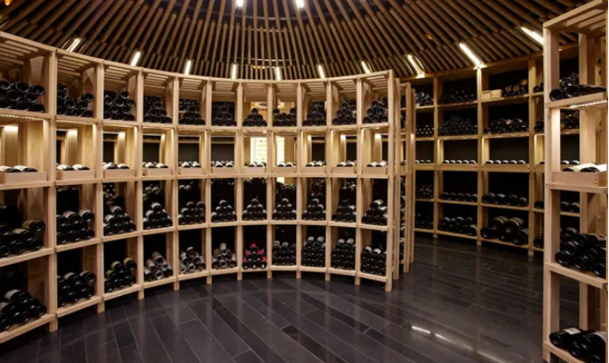 Tây Ban Nha: Cặp đôi bị bỏ tù sau vụ trộm 45 chai rượu tại nhà hàng cao cấp 