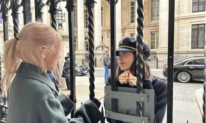 Lisa và Rosé (BLACKPINK) 