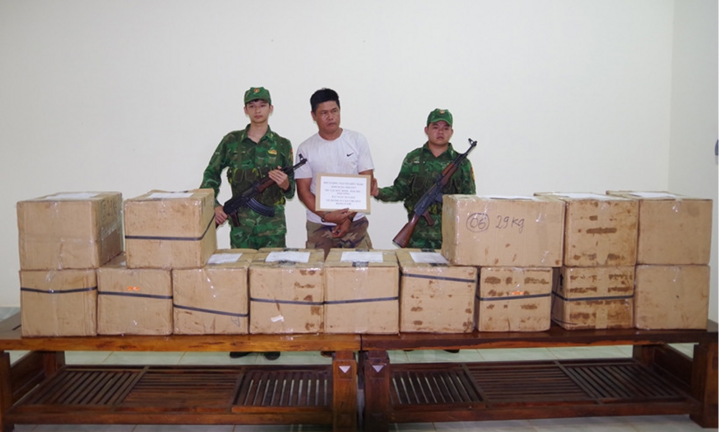 Tạm giam nghi phạm tàng trữ 420 kg pháo lậu