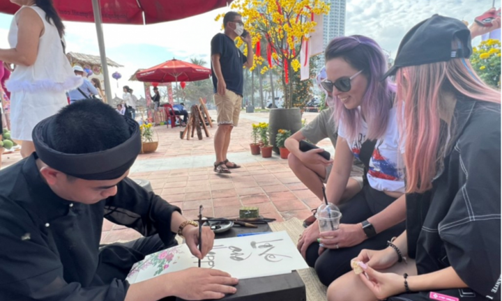 Khách nước ngoài thích thú gói bánh chưng, ấn tượng Tết cổ truyền Việt Nam