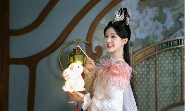 Triệu Lộ Tư liên tục bị 'bóc phốt' thái độ làm việc kém duyên khiến khán giả ngán ngẩm