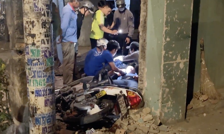 vụ thanh niên tông sập tường nhà dân ở TP.HCM: Nhân chứng nói gì?