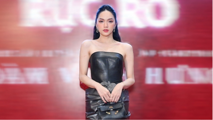  Hương Giang kéo đàn em chen chân thảm đỏ