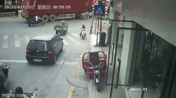 Clip: Người đàn ông may mắn né được thùng xe container đang rơi xuống đường