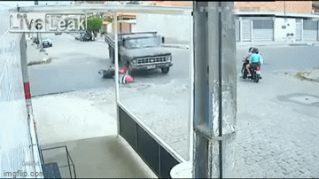 Clip: Xe máy phanh gấp, lao thẳng vào gầm ô tô