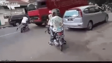 Clip: Người đàn ông va chạm vào xe tải khi sang đường