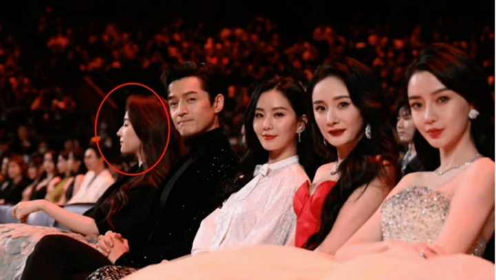 Lưu Diệc Phi bị cô lập giữa đàn mỹ nhân Hoa ngữ