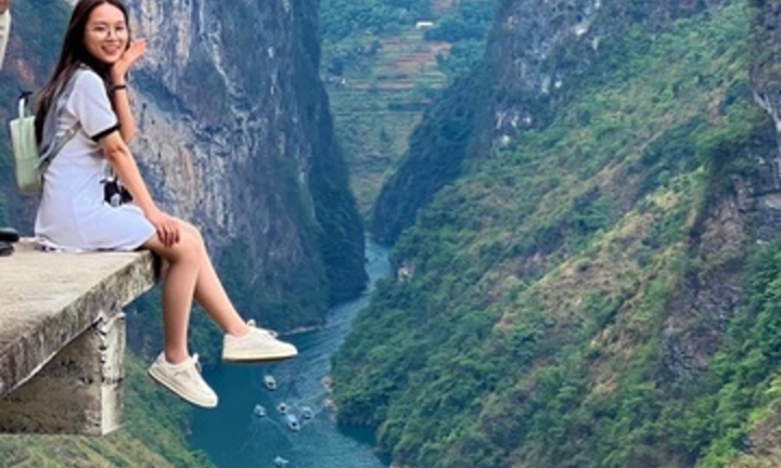 Hà Giang: Cấm du khách check-in ở mép sân có góc chụp bao trọn sông Nho Quế vì nguy hiểm
