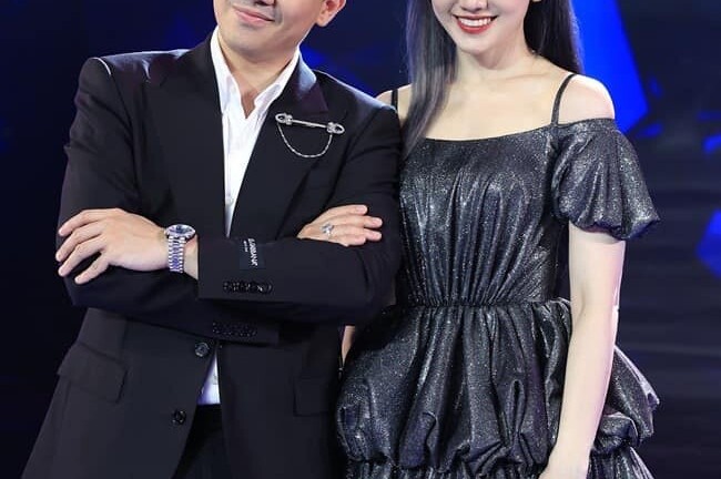 Hari Won đến tận phim trường Rap Việt thăm Trấn Thành, đập tan tin đồn rạn nứt