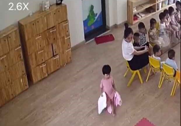 Bé gái mầm non có hành động lạ 'không giống ai' khiến dân tình bật cười