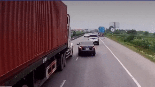Clip: Ô tô con bị container đâm xoay ngang đường khi đang sang đường ẩu