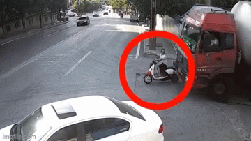 Clip: Bị xe bồn tông trúng, nam thanh niên thoát chết trong gang tấc