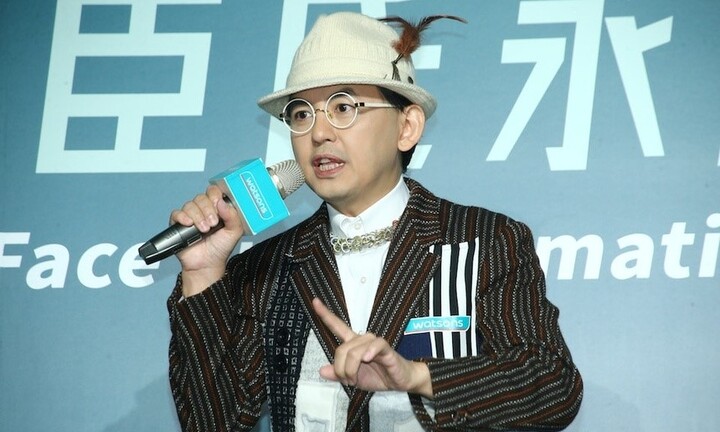 MC nổi tiếng Cbiz vướng cáo buộc quấy rối, dụ dỗ thiếu nữ chụp ảnh khỏa thân