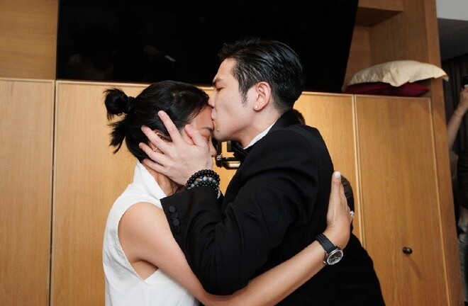 Tiêu Kính Đằng kết hôn với bạn gái hơn 13 tuổi sau 16 năm bên nhau