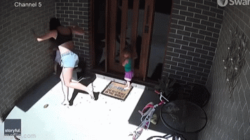 Clip: Người mẹ cứu con thoát khỏi rắn độc trong gang tấc khiến người xem kinh hoàng