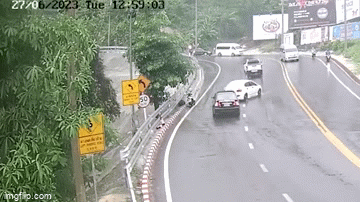 Clip: Ô tô mất lái, trượt xuống đường núi trong mưa bão