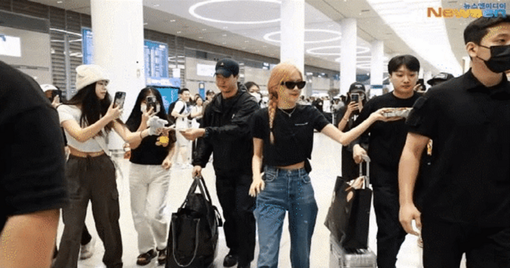 Rosé (BLACKPINK) nhận phở gói fan Việt tặng tại sân bay