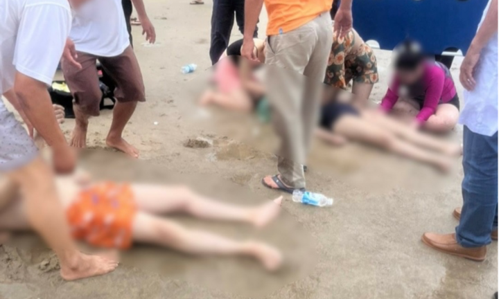 Bình Thuận: Cứu 7 du khách suýt bị chết đuối khi đang tắm biển