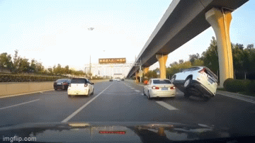 Clip: Kinh hoàng chiếc xe bật nghiêng sang một bên rồi chạy bằng hai bánh