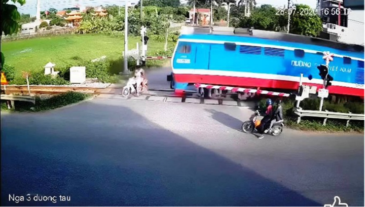 Cố tình vượt gác chắn đường sắt, 2 người đi xe máy bị tàu hỏa tông tử vong