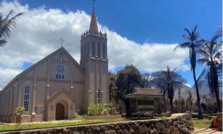 Kinh ngạc nhà thờ gần 200 năm vẫn nguyên vẹn sau thảm họa cháy rừng đảo Hawaii