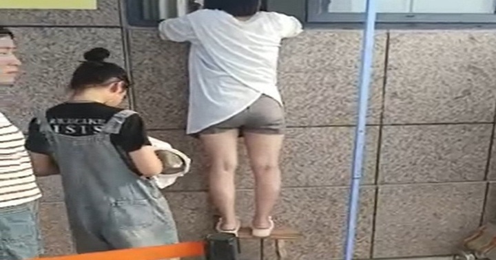 Tranh cãi hình ảnh cửa sổ thanh toán tại một trường học tại Trung Quốc quá cao, gây khó khăn cho phụ huynh