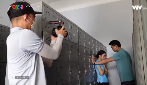 Phía sau cảnh đánh ghen trong phim “Làng trong phố”