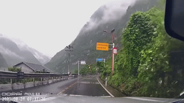 Clip: Ô tô suýt bị tảng đá khổng lồ rơi từ trên xuống