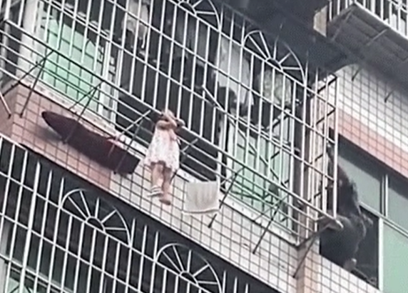 Nghẹt thở những khoảnh khắc trẻ em mắc kẹt trên ban công khiến người xem kinh hãi