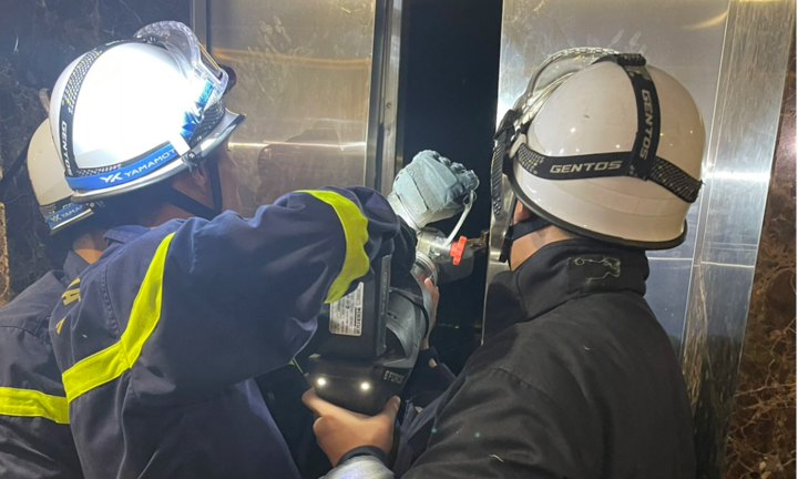 Hà Nội: Bé gái 11 tuổi mắc kẹt trong thang máy đã được giải cứu