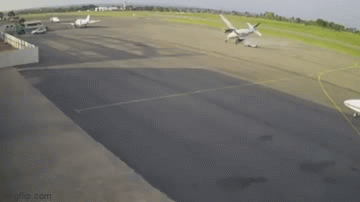 Clip: Cận cảnh vụ tai nạn máy bay ở Brazil khiến 2 người thiệt mạng