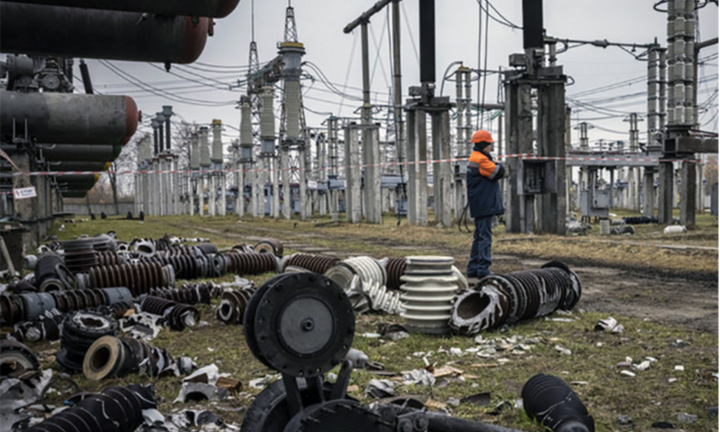 Người dân Ukraine tích trữ nến, củi, phòng mạng lưới hạ tầng năng lượng bị tấn công