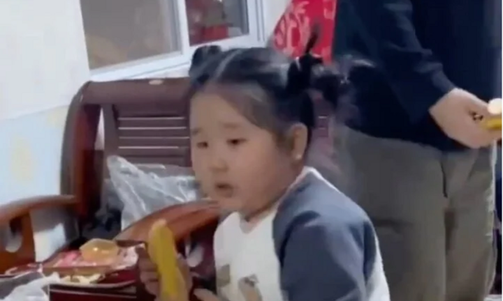 Bé gái 5 tuổi gây sốt khi đóng giả làm cô giáo, gia đình nói một câu khiến ai cũng tấm tắc