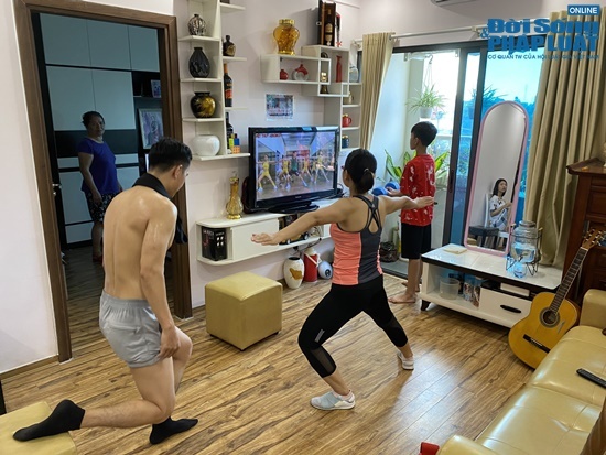 Gia đình yêu thể thao, tập luyện 4 bộ môn ngay trong căn phòng vỏn vẹn 25m2