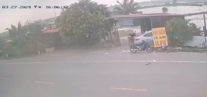 Đang ngồi bên lề đường, người đàn ông bất ngờ bị 