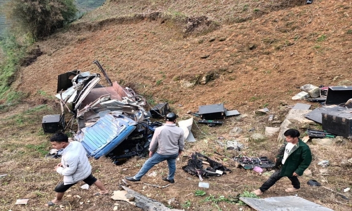 Hiện trường vụ ô tô tải lao xuống vực sâu ở Sapa, 4 người bị thương