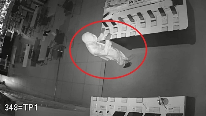 Bắt nhóm đối tượng trộm cắp tài sản tại cửa hàng Điện máy xanh tại Bình Dương