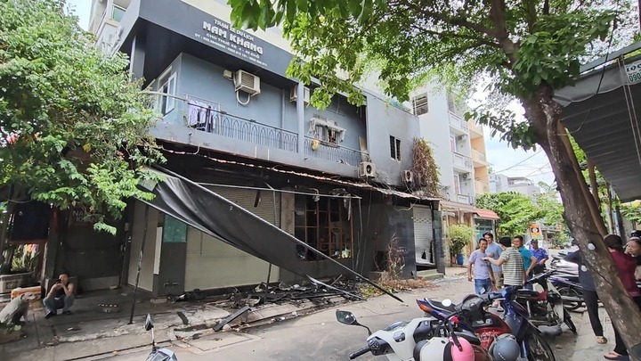 Hàng chục người dân kịp thời giải cứu ô tô khỏi đám cháy ở TP.HCM